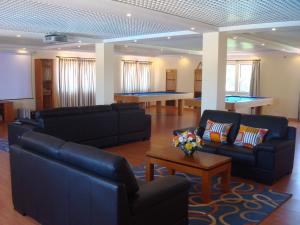 圣地亚哥-杜卡森Quinta de Malmedra的带沙发和乒乓球桌的客厅