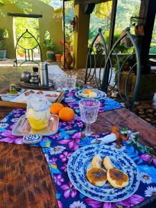 波亚莱斯－德尔奥约Hotel Rural Casa Alfayales-Only Adults的一张桌子上放着食物和橙子的盘子
