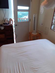 圣乔治Cosy Corner的卧室配有白色的床和窗户。