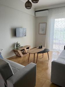 帕拉利亚狄奥尼索Eirini's House的客厅配有沙发和桌子