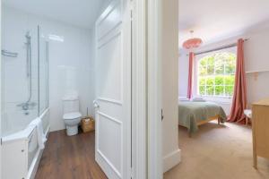 伦敦Charming & Central 2BD Flat - Islington的一间带卫生间的浴室、一张床和一个窗户。