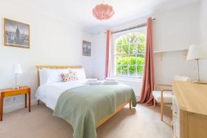 伦敦Charming & Central 2BD Flat - Islington的白色的卧室设有床和窗户