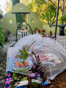 波亚莱斯－德尔奥约Hotel Rural Casa Alfayales-Only Adults的一张桌子,上面有一把清晰的伞和盘子