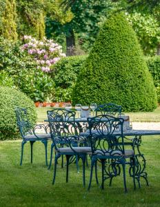 圣帕特里克罗切科特城堡酒店的一群椅子在草地上桌子旁