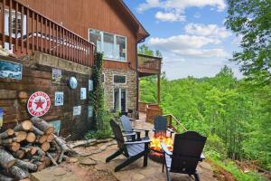海伦Lily's Lookout Lodge - Helen, GA的房屋前设有带椅子和火坑的庭院