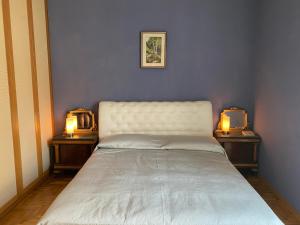 巴勒莫La Loggia del Marchese的一间卧室配有一张床、两个床头柜和两盏灯。