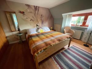 弗伦斯堡Ferienhaus Jenny的卧室配有一张挂有花卉画的床铺。
