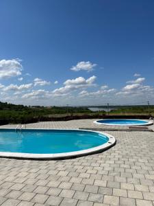 斯雷姆斯基卡尔洛夫奇Etno selo Markovi Konaci的两座位于蓝天庭院的游泳池