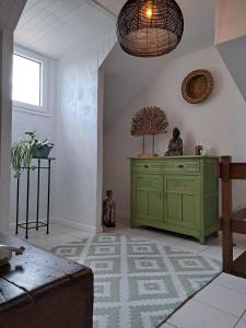 威布林Chez Baf - Wibrin - Houffalize的地毯房间里绿色的橱柜