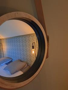 威布林Chez Baf - Wibrin - Houffalize的镜子反射着房间里的一张床