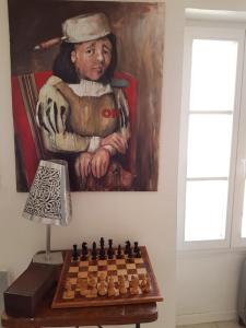 里耶Charming home in Provence - 6 pers.的象棋棋盘旁的女人画