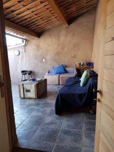 里耶Charming home in Provence - 6 pers.的一间卧室配有一张床和一个沙发