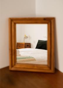 米尔芳提斯城Casa do Lado的卧室内床的镜子反射