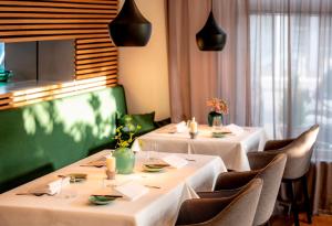格伦察-维伦Das Eckert - Lifestyle Design Hotel & Fine Dining bei Basel (Grenzach)的餐厅设有2张桌子和白色桌布