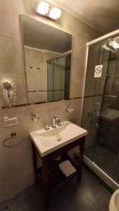 玛德琳港考斯塔内拉酒店的浴室配有盥洗盆和带镜子的淋浴