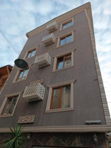伊斯坦布尔Ottoman Design Apartments的一座高大的建筑,设有窗户和飞盘