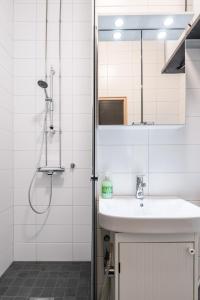 坦佩雷2ndhomes Tampere "Ruuskanen" Apartment - 3 Bedrooms, Best Location & Sauna的一间带水槽和淋浴的浴室