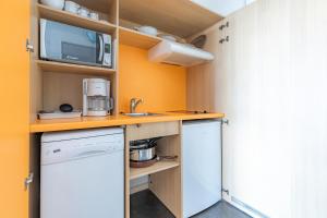 图尔图尔舒适城市公寓酒店的一间带水槽和微波炉的小厨房
