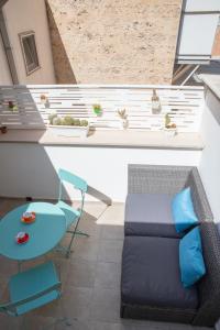 巴里Casa Ginebras的阳台配有沙发和桌子。