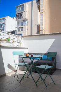 巴里Casa Ginebras的阳台配有一张桌子和两把椅子