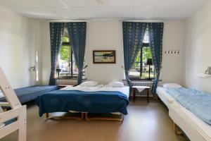 利雪平Nicolai B&B的一间卧室设有两张床和两个窗户。