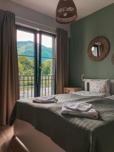索非亚Vitosha View Apartment & Free Parking的一间卧室设有一张床和一个美景窗户。