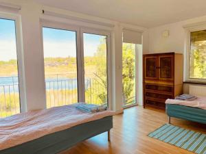 FlenBjurviks Villa - Flat 1的一间卧室配有一张床,阳台配有窗户