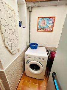 圣巴托洛梅Sun Dream Bungalow的小型浴室内的洗衣机和烘干机