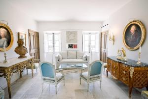 梅内尔伯Le Domaine du Fortin的客厅配有沙发和桌椅