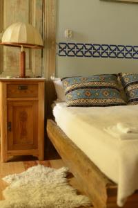泰拉维Dzveli Galavani -Old Wall的一间卧室配有床、灯和地毯