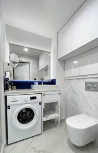 巴统Apartments Black Sea Resort的一间带洗衣机和水槽的浴室