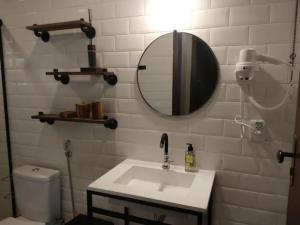 卡瓦坎特Casa da Serra的一间带水槽、镜子和卫生间的浴室