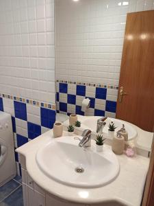 蒙塔尼约斯Apartamento Montanejos的一间带水槽和镜子的浴室