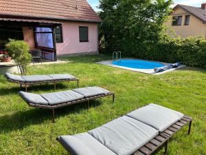 贝龙Chalupa Měňany - Karlštejn的后院设有两把躺椅和一个游泳池