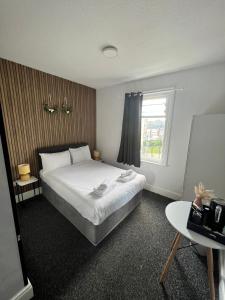 伊斯特布恩OYO Marine Parade Hotel, Eastbourne Pier的卧室配有白色的床和窗户。