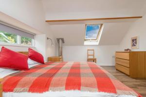 兰戈伦Cefn Ceiriog的一间卧室配有红色的铺板床和梳妆台