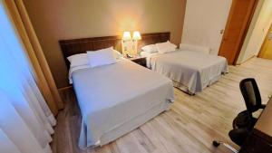 科伊艾科迭戈德阿尔马格罗科伊艾克酒店的酒店客房,配有两张床和椅子
