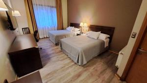 科伊艾科迭戈德阿尔马格罗科伊艾克酒店的酒店客房设有两张床和窗户。