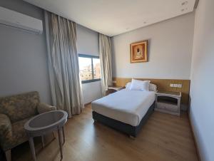 阿尤恩Sahara Line Hotel的酒店客房,配有床和沙发
