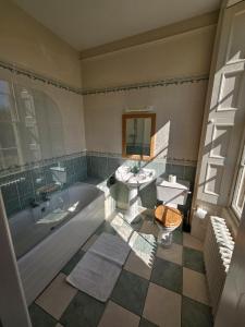 TunsteadSloley Hall的带浴缸、盥洗盆和卫生间的浴室