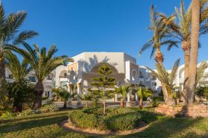 米多恩杰尔巴假日海滩酒店的棕榈树和建筑度假村