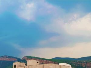 蒂鲁帕蒂KORA'S HOME STAY的享有背景山景建筑的景致。