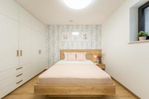 RadečeApartments Gros的卧室设有床铺和白色墙壁