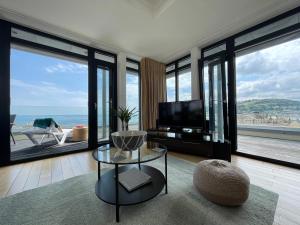 廷茅斯Riviera Apartments - Five Stylish Penthouse Apartments with Unrivalled Sea Views of Teignmouth, Shaldon, The Jurassic Coastline & The Teign Estuary的海景客厅
