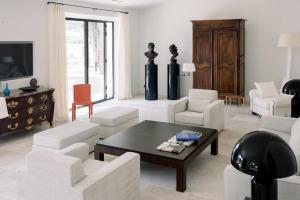 梅内尔伯Le Domaine du Fortin的客厅配有白色椅子和茶几