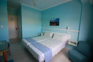 休达德亚卡拉博纳玛尔布拉法酒店的蓝色卧室,配有床和椅子