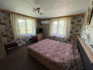加布罗沃Holiday Home Lyubovo的一间卧室配有一张红色床罩的床