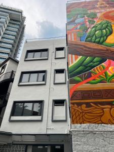 新加坡ISA Hotel Amber Road的一面有画的建筑物