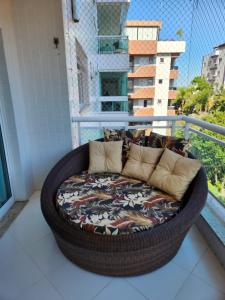 卡波布里奥Apto temporada Cabo Frio的阳台的柳条沙发