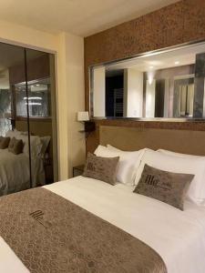 里乔内Ale Suite Sea Side View - Hotel Arizona的卧室配有一张白色大床和镜子